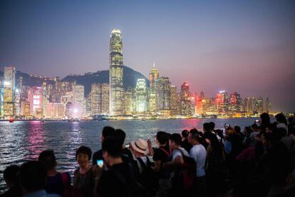 Los turistas visitan un paseo de Kowloon, a lo largo del puerto de Victoria, en Hong Kong, durante el feriado de la 'Semana Dorada' de China.