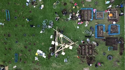 Jornada de siembra en la huerta comunitaria y antena polinizadora, en el parque El Porvenir.