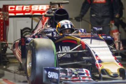 Carlos Sainz, a bordo de su bólido en el circuito de Montmeló.