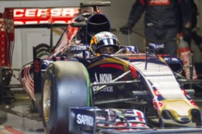 Carlos Sainz, a bordo de su bólido en el circuito de Montmeló.