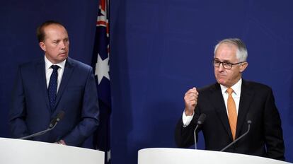 El primer ministro australiano Malcolm Turnbull y el ministro de Inmigración Peter Dutton durante una conferencia de prensa en Sidney.