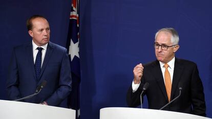 El primer ministro australiano Malcolm Turnbull y el ministro de Inmigraci&oacute;n Peter Dutton durante una conferencia de prensa en Sidney. 