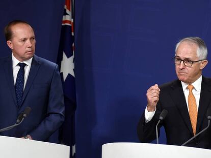 El primer ministro australiano Malcolm Turnbull y el ministro de Inmigraci&oacute;n Peter Dutton durante una conferencia de prensa en Sidney. 