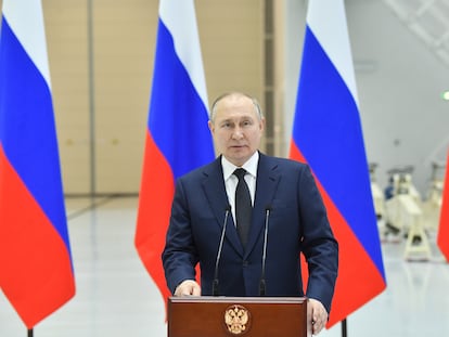 El presidente ruso, Vladímir Putin, pronuncia un discurso este martes en el cosmódromo de Vostochny a las afueras de la ciudad de Tsiolkovski.
