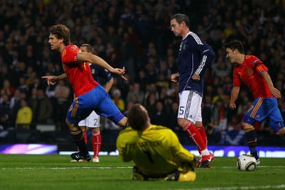 Llorente, seguido por Villa, celebra el tercer gol de España.