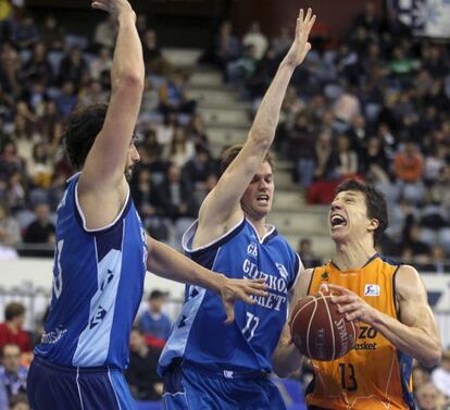 Los jugadores del GBC Doblas y Hanley tratan de evitar la canasta de Lucic (Valencia).