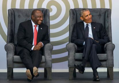 El ex presidente de EE. UU. Barack Obama y el presidente sudafricano Cyril Ramaphosa, asisten a la conferencia anual Nelson Mandela 2018 en el estadio de cricket Wanderers en, Johannesburgo.