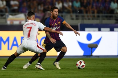 Messi conduce el balón frente a Mesa.