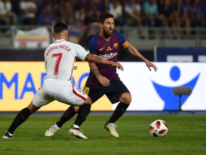 Messi conduce el balón frente a Mesa.