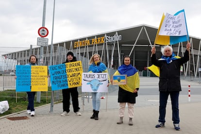 Un grupo de manifestantes en favor de Ucrania reclaman la entrega de misiles Taurus a Kiev en Friburgo, durante una visita del canciller Scholz el 27 de febrero.