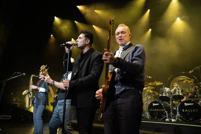 Ross William Wild, nuevo cantante de Spandau Ballet, y Martin Kemp, en un concierto del grupo en Londres en 2018.