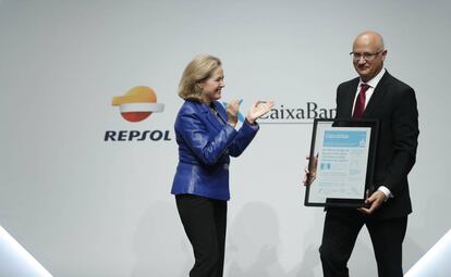 La vicepresidenta primera del Gobierno y ministra de Asuntos Económicos y Transformación Digital, Nadia Calviño, entrega el galardón al exdirector de CincoDías, José Antonio Vega.