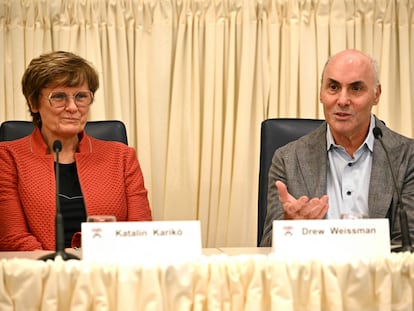 La doctora Katalin Karikó y el doctor Drew Weissman, ganadores del Premio Nobel de Medicina 2023, en la Universidad de Pensilvania este lunes.