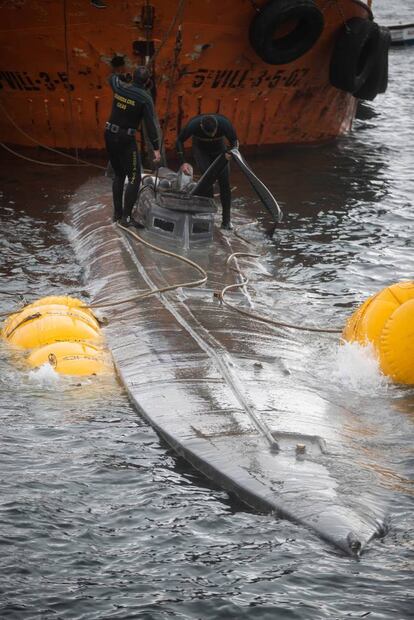 Agentes de la Guardia Civil y Aduanas proceden con las maniobras de reflote del narcosubmarino encontrado en la ría de Pontevedra, que puede contener más de 3000 kilos de cocaina.