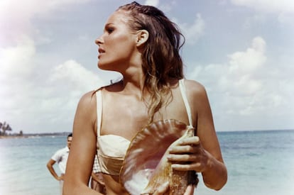 La actriz Ursula Andress con su mítico bikini blanco en la película 'Agente 007 contra el Dr. No'.