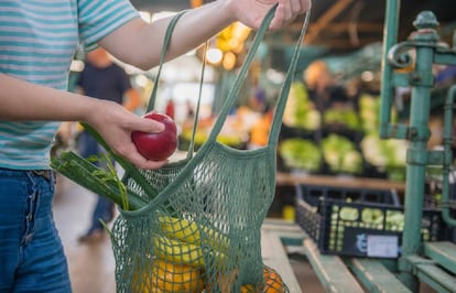 Cada vez más personas optan por llevarse al mercado una bolsa de algodón reutilizable para evitar las de plástico.