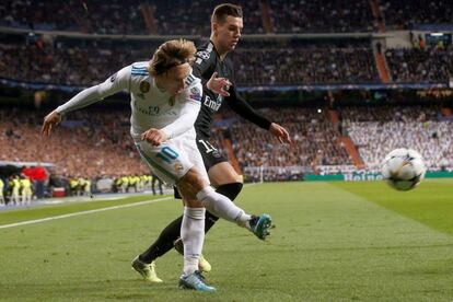 Modric pelea un balón con el argentino del Paris Saint Germain, Giovani Lo Celso, durante el partido de ida de octavos de final de la Liga de Campeones en el estadio Santiago Bernabéu, el 14 de febrero de 2018.