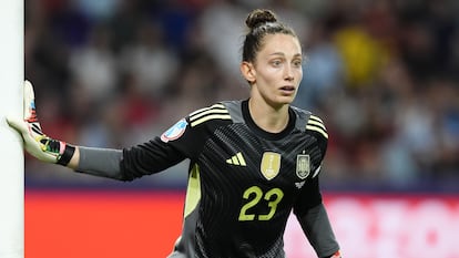 Adriana Nanclares durante el partido ante Portugal.