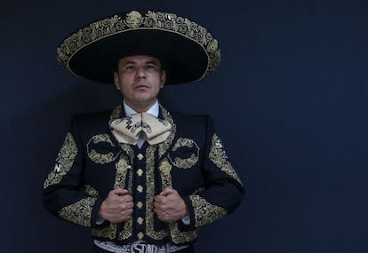 El Capitán Segundo Músico Pablo del Rosario Camargo Castro, director del mariachi del Ejército mexicano, en su traje de charro.