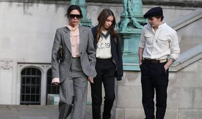 Victoria Beckham, Brooklyn Beckham y Hana Cros el 6 de enero en Londres.