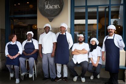 Equipo de cocina de la taberna santanderina El Machi Ida y Vuelta.