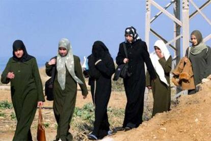 Mujeres palestinas caminan por un sendero del sur de Gaza, cerca de la colonia judía de Netzarim.