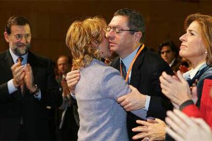 Ruiz-Gallardón felicita a Esperanza Aguirre tras pronunciar ésta su primer discurso como presidenta del PP. A los lados, Rajoy y Ana Botella.