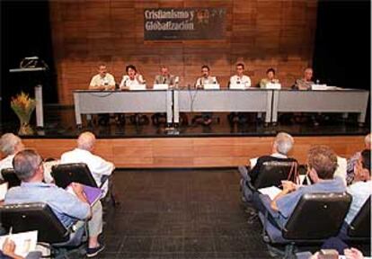 Mesa del debate de ayer en el congreso de teólogos. Javier Malagón y Emilia Robles, segunda y tercero por la izquierda.