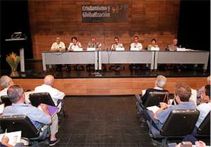 Mesa del debate de ayer en el congreso de teólogos. Javier Malagón y Emilia Robles, segunda y tercero por la izquierda.