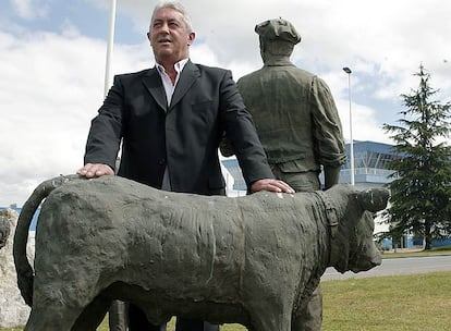 Bertino Velasco, presidente de Central Lechera Asturiana, en los jardines de acceso a la empresa.