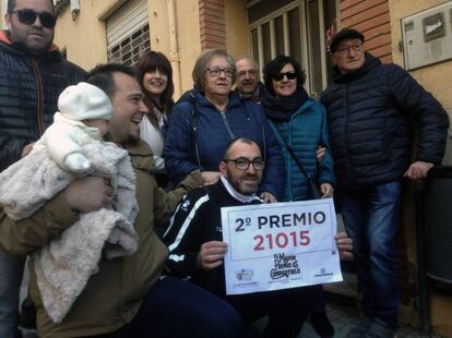 Vecinos de la localidad de Almansa festejan el segundo premio de la Lotería, el 21.015, vendido en una administración de Almansa (Albacete).