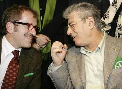 El Umberto Bossi (derecha), habla con su compañero de partido Roberto Maroni.