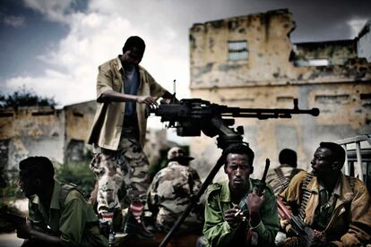 Soldados somalis en un <i>technical</i>, un vehculo armado con un ametrelladora, en el mercado de Bakara, Mogadiscio.