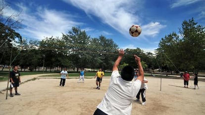 Inmigrantes ecuatorianos juegan 'ecuavoley' en el parque de Pradolongo de Madrid.