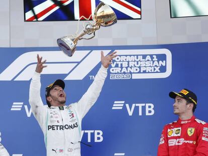 Lewis Hamilton (en el centro) lanza el trofeo flanqueado con junto a Valtteri Bottas (a la izquierda) y Charles Leclerc.