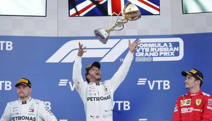 Lewis Hamilton (en el centro) lanza el trofeo flanqueado con junto a Valtteri Bottas (a la izquierda) y Charles Leclerc.