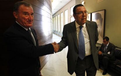 Juan Ramón Avilés, a la izquierda, y José Enrique Garrigós, en las Cortes.