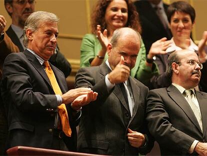 Manuel Chaves levanta el pulgar, ayer, en la tribuna del Congreso tras la aprobación del nuevo Estatuto de Andalucía.