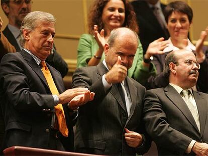 Manuel Chaves levanta el pulgar, ayer, en la tribuna del Congreso tras la aprobación del nuevo Estatuto de Andalucía.