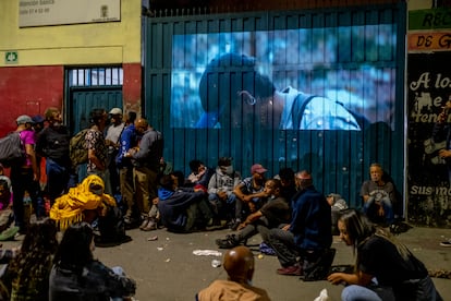 Varios habitantes de calle asisten la película 'Los días de la ballena' en la comuna 10, Medellín.