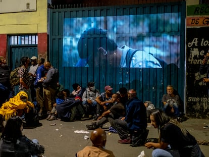 Varios habitantes de calle asisten la película 'Los días de la ballena' en la comuna 10, Medellín.