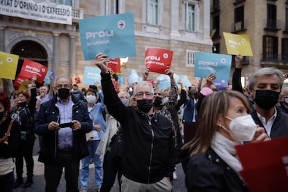 Manifestantes contra la gestión de Ada Colau en la protesta convocada por la plataforma Barcelona es imparable.