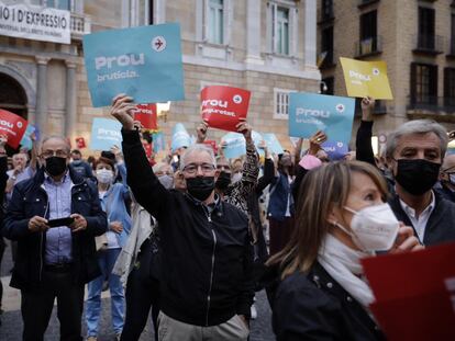 Manifestantes contra la gestión de Ada Colau en la protesta convocada por la plataforma Barcelona es imparable.