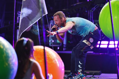 Chris Martin sobre el escenario de Glastonbury, en junio de 2024.