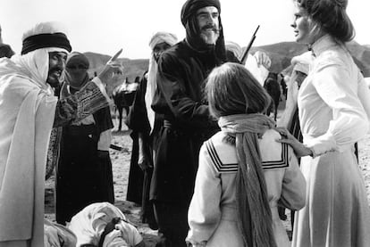 Sean Connery (centro) y Candice Bergen, en el rodaje de <i>El viento y el león </i>(1975).