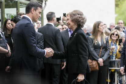 Pedro Sánchez saluda a la reina Sofía en el funeral de Montserrat Caballé.