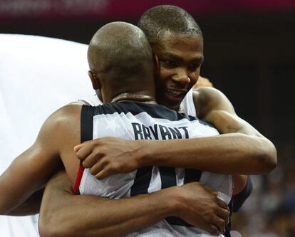 Kobe Bryant abraza a Kevin Durant tras vencer a Espa&ntilde;a