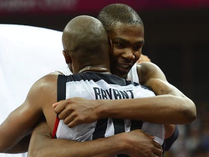 Kobe Bryant abraza a Kevin Durant tras vencer a Espa&ntilde;a
