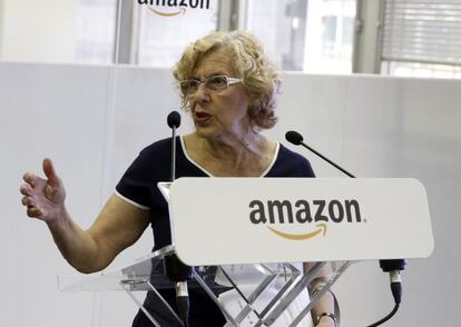 La alcaldesa de Madrid en la inauguración del nuevo Centro de Amazon.