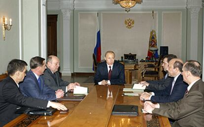 El presidente, Vladímir Putin (centro), durante una reunión con funcionarios del Ministerio de Defensa ayer en Moscú.